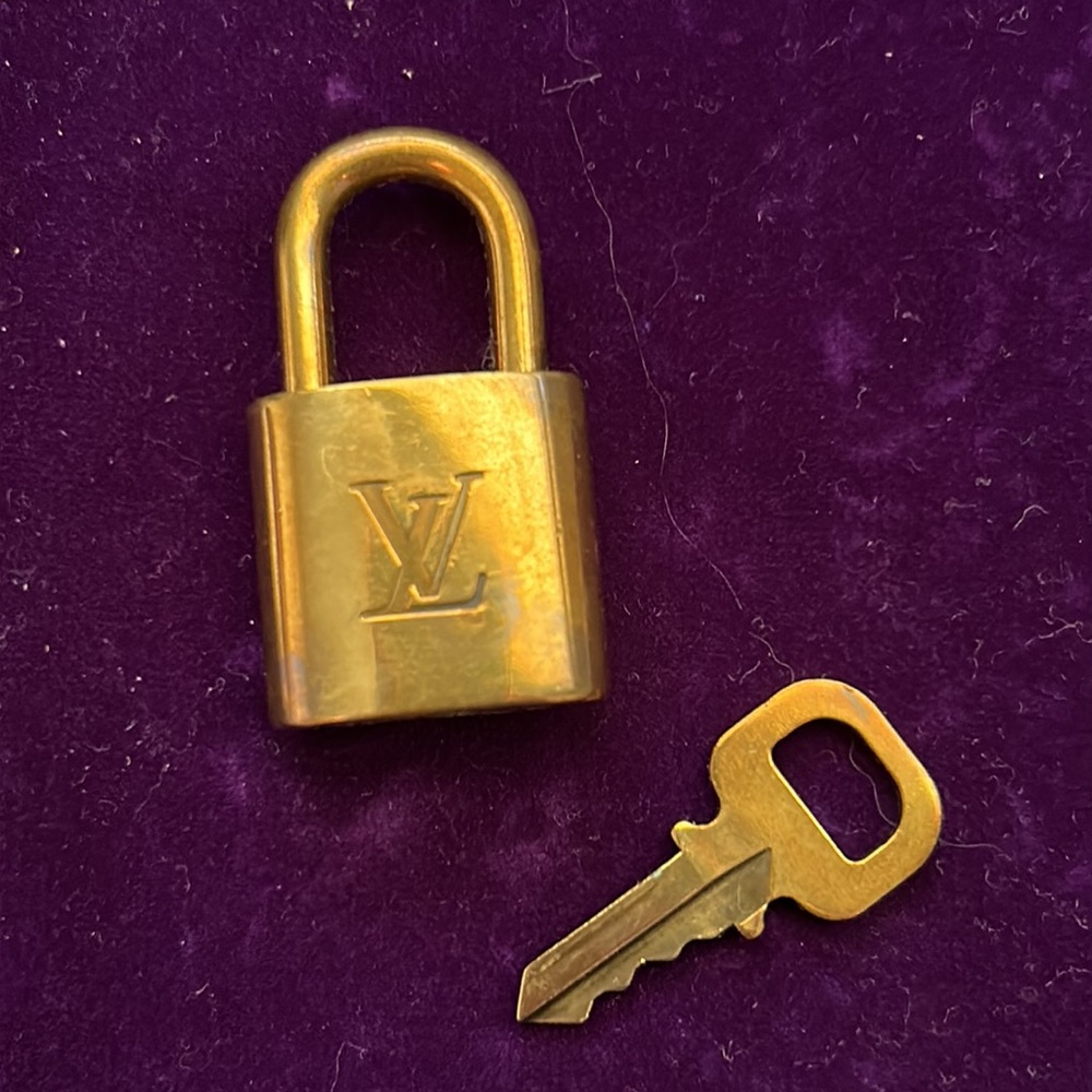 #️⃣3️⃣0️⃣3️⃣ Authentic LV Lock & Key - Picture 2 of 8